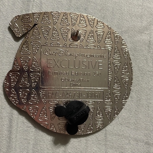 Mrs incredible Disney imagineering pin - Picture 2 of 2